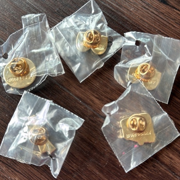 Set of five Burberry pins London, London Bus - Picture 6 of 6